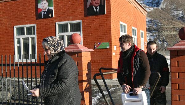 Члены выездной избирательной комиссии в Итум-Калинском районе Чечни в день выборов депутатов Государственной Думы РФ шестого созыва