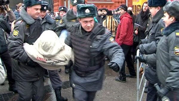 Полиция задержала более 100 человек на несанкционированных акциях в Москве