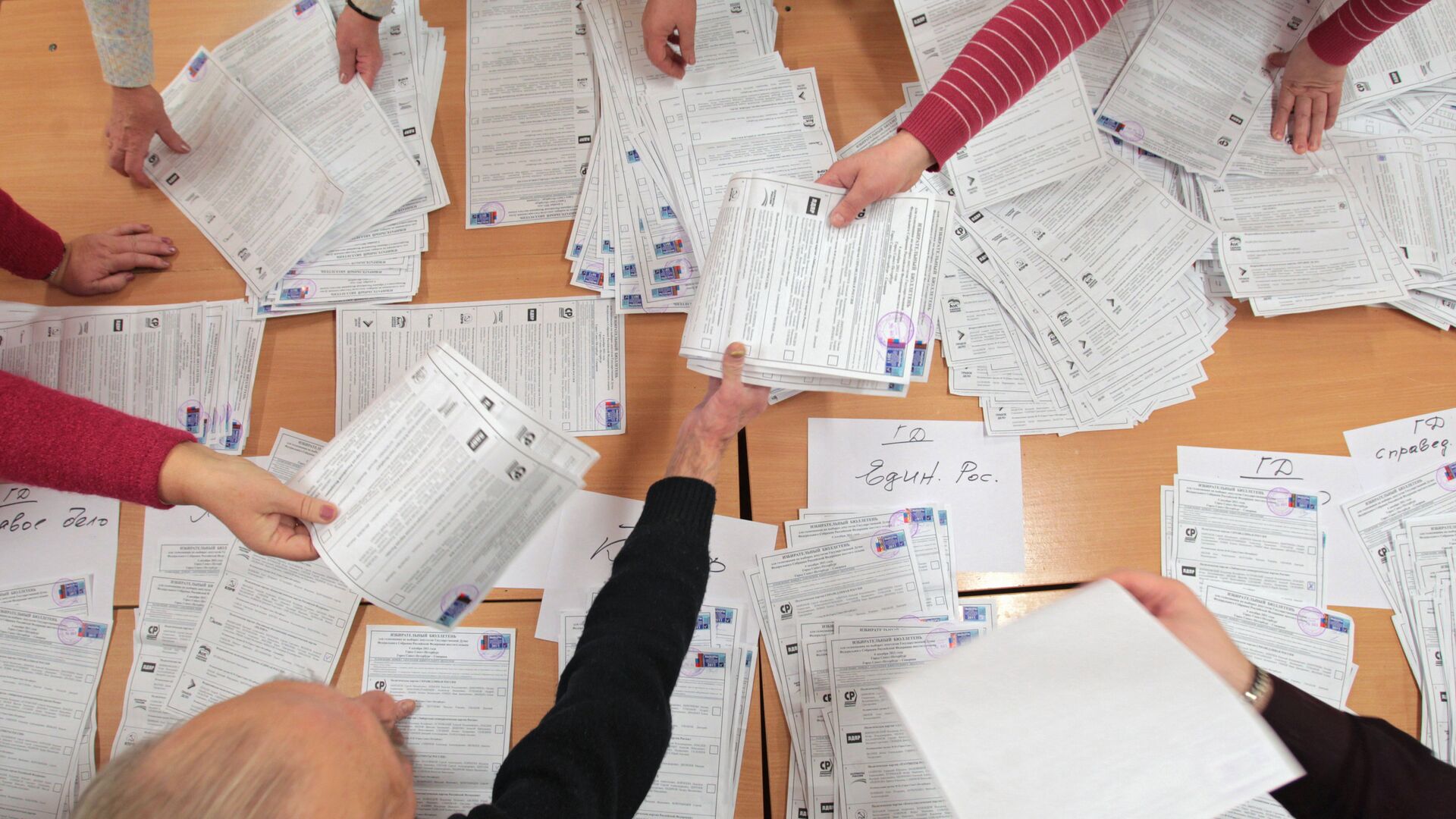Первую очередь производится подсчет избирательных бюллетеней находившихся