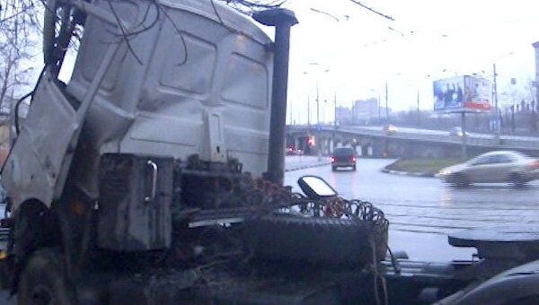 Контейнеровоз протаранил забор ОВД и семь автомобилей в Москве