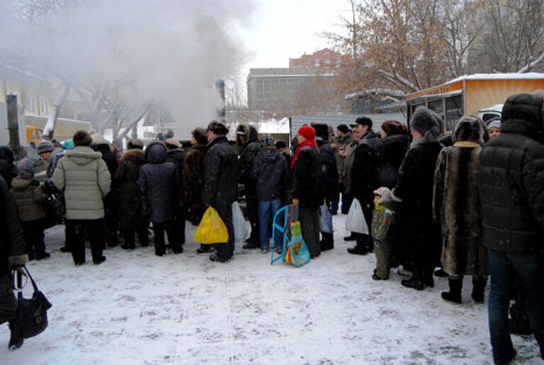 Жители Новосибирска пришли в сквер отведать пельменей