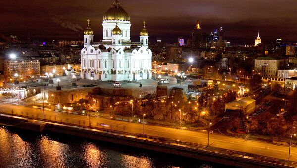 Вид на ночную Москву с крыши Дома на набережной