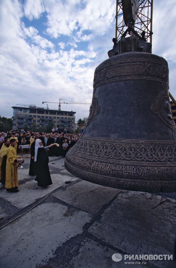 Освящение и подъем Большого колокола на звонницу храма Христа Спасителя