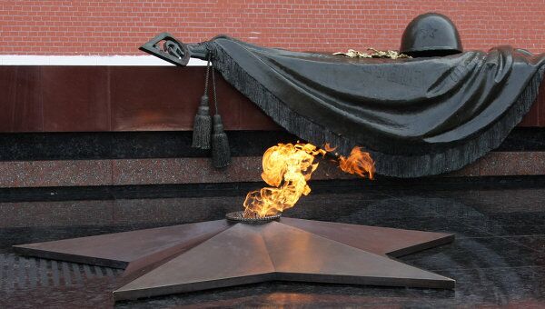 Вечный огонь у Могилы Неизвестного Солдата в Александровском саду