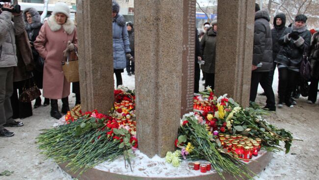 Памятный знак погибшим при пожаре в клубе Хромая лошадь. Архив