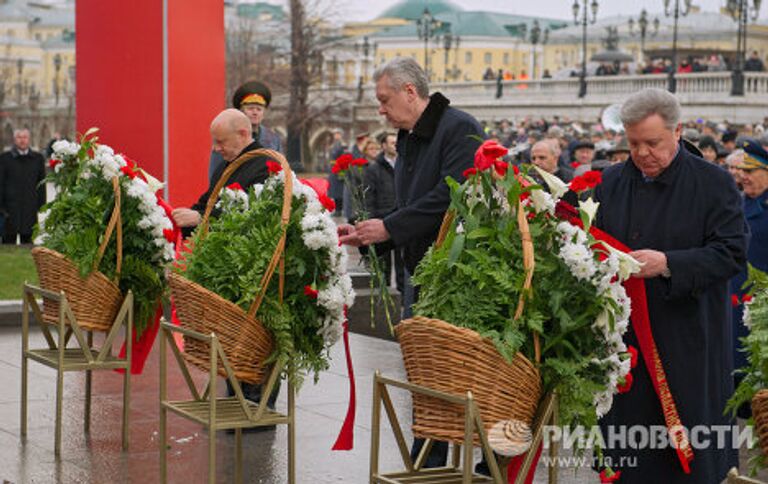 С.Собянин и Б.Громов возложили цветы к Могиле Неизвестного Солдата в честь 70-й годовщины битвы под Москвой