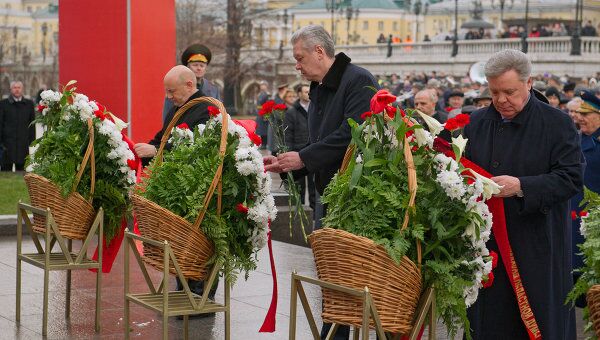 С.Собянин и Б.Громов возложили цветы к Могиле Неизвестного Солдата в честь 70-й годовщины битвы под Москвой