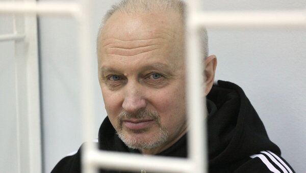 Владимир Татаренков, экстрадированный в июле 2010 года из Греции и обвиняемый в организации убийства трех человек, во время заседания в Красноярском краевом суде