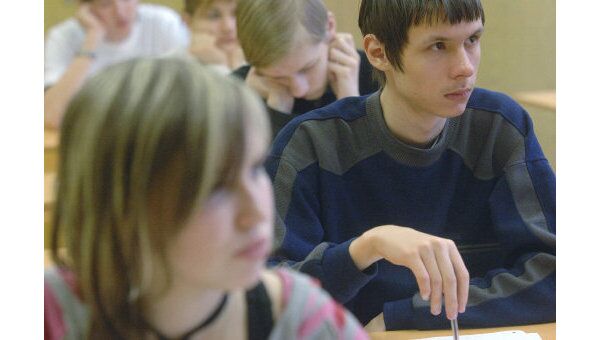 Ранее министр образования и науки Андрей Фурсенко заявил, что необходимо уменьшить нагрузку на старшеклассников и предложил исключить из учебной программы высшую математику