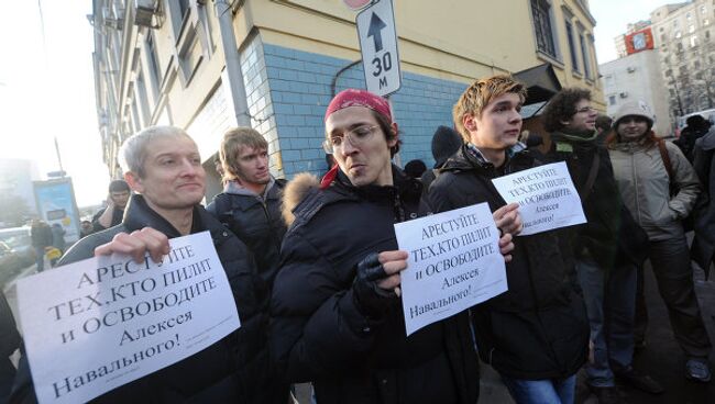 Сторонники задержанных на митинге оппозиции у Басманного суда