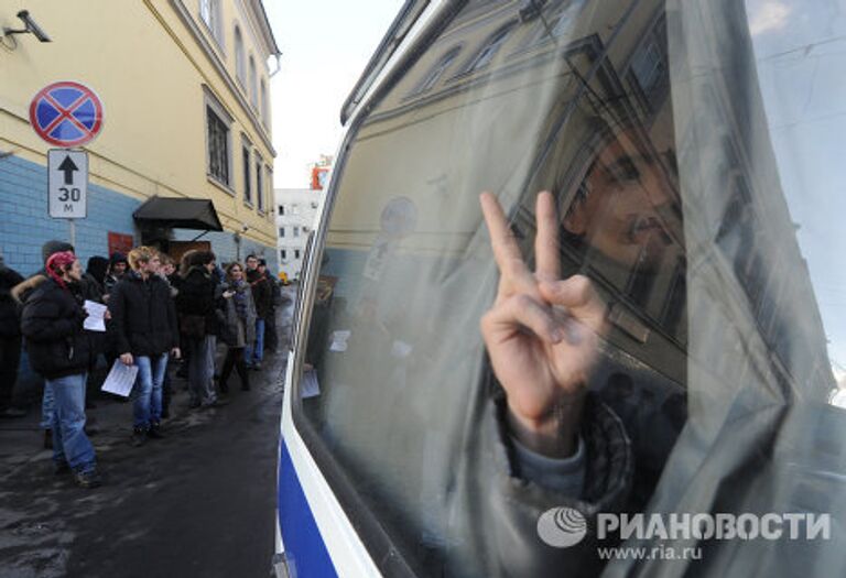 Сторонники задержанных на митинге оппозиции у Басманного суда