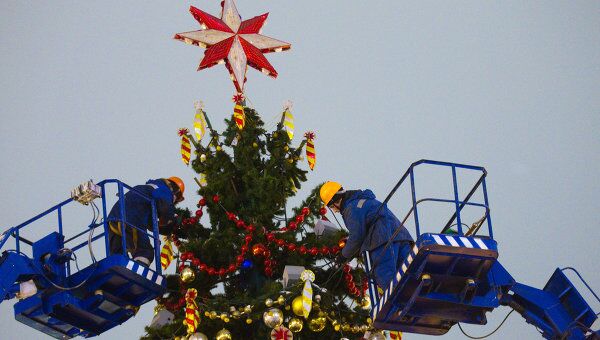 Украшение новогодних елок в Москве. Архив