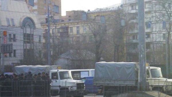 Грузовики со служащими внутренних войск появились в центре Москвы