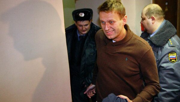 Блогер Алексей Навальный, задержанный накануне вечером во время несанкционированной акции в центре Москвы, в здании Тверского суда Москвы