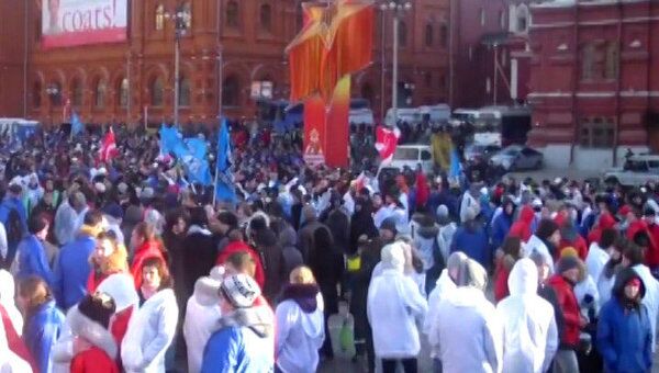 Тысячи человек собрались у Кремля поздравить партию Единая Россия