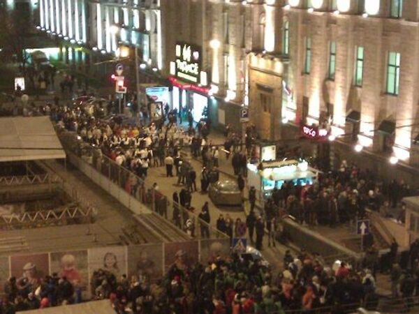 Люди собираются на Триумфальной площади