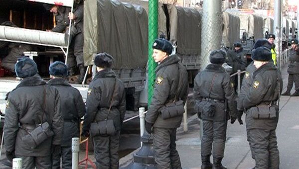 Грузовики с полицией и солдатами появились в Москве после беспорядков