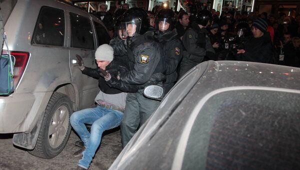 4 декабря 2011. Лысый мужчина на акциях протеста в Москве 2011 год.