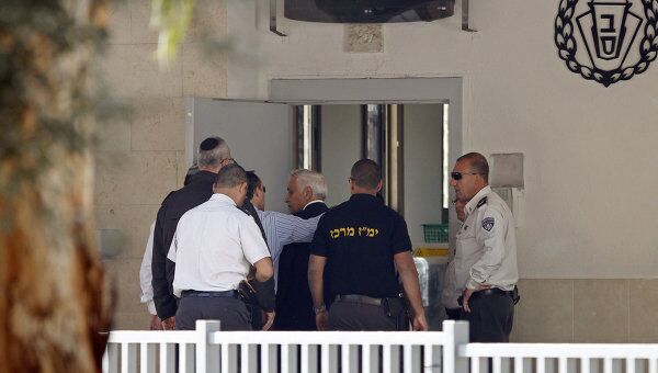Экс-президент Израиля Моше Кацав возле входа в тюрьму Маасиягу возле Тель-Авива