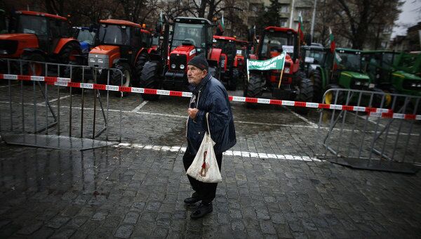 Тракторы заблокировали подъезды к парламенту страны в Софии в Болгарии 
