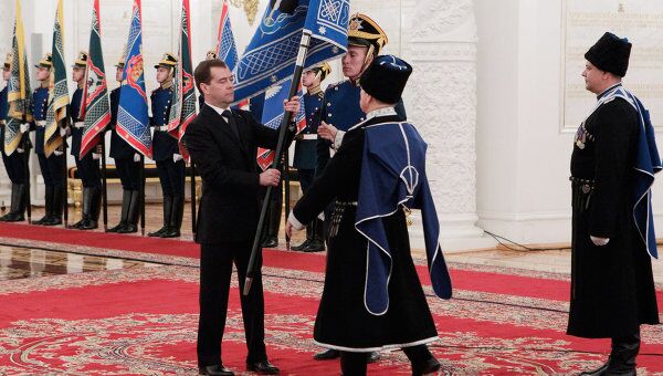 Президент РФ Дмитрий Медведев на церемонии вручения знамен войсковым казачьим обществам