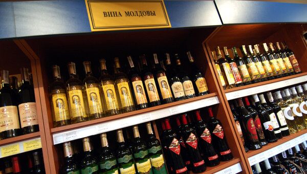 Стенд с молдавскими винами в супермаркете Ароматный мир. Архив