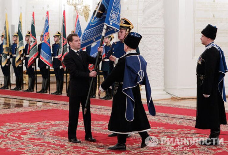 Президент РФ Дмитрий Медведев на церемонии вручения знамен войсковым казачьим обществам