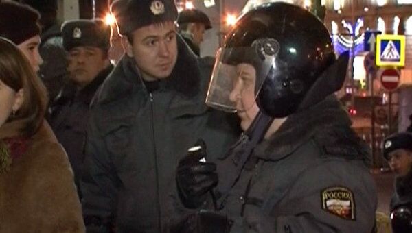 Сотрудники полиции регулируют движение на Триумфальной площади