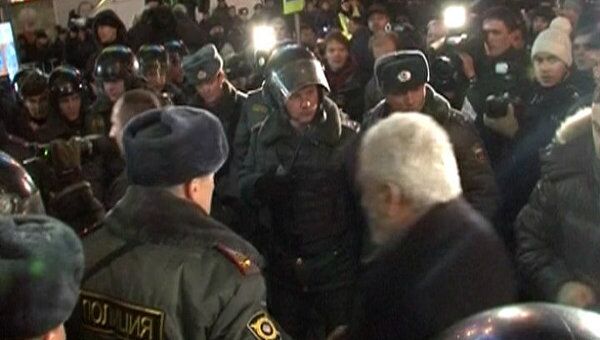 Полиция создает живой коридор для прохода по Триумфальной площади