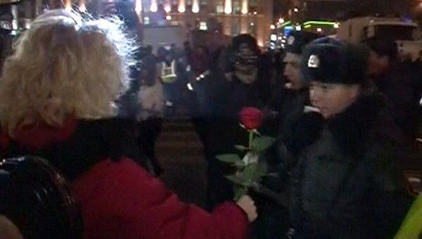 Блондинка дарит красные розы полицейским на Триумфальной площади