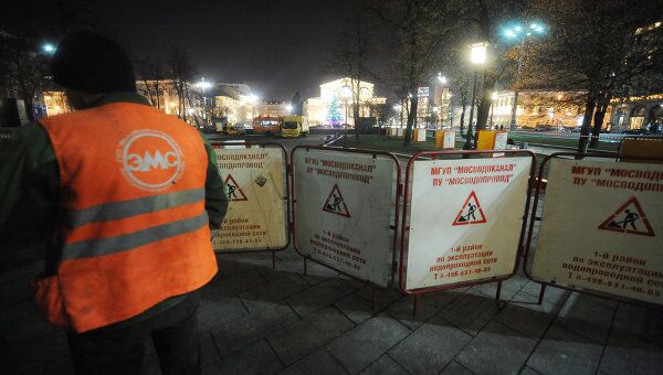 Мосводоканал: на площади Революции вырыли два котлована из-за протечки
