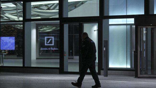 Сотрудник службы безопасности Deutsche Bank. Архивное фото