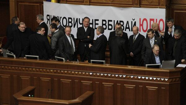 Оппозиция заблокировала трибуну и президиум парламента Украины. Архив
