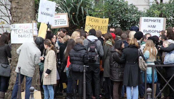 Митинг у посольства РФ в Париже против нарушений на выборах в ГД
