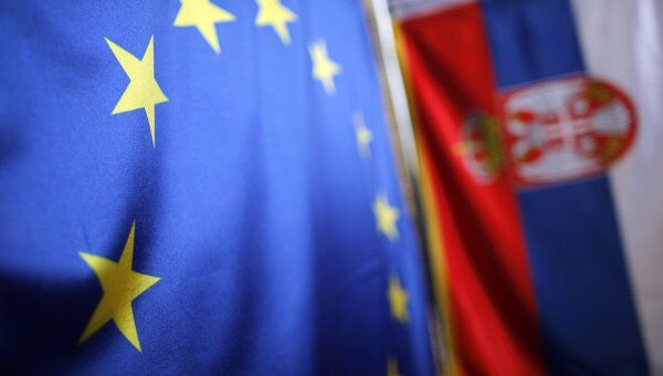 Флаги Евросоюза и Сербии 