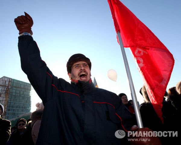 Участники акции протеста против фальсификации выборов в Госдуму РФ на Корабельной набережной Владивостока.