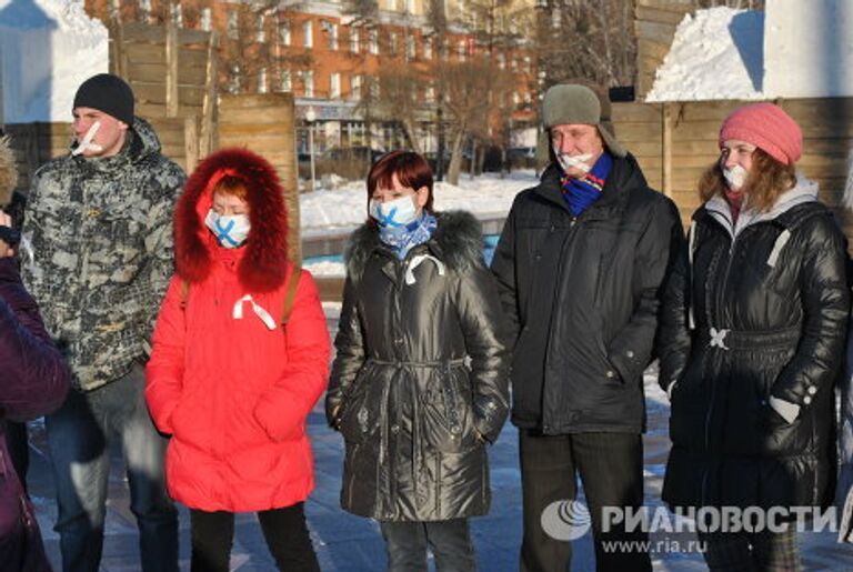 Участники акции У меня украли голос в Барнауле