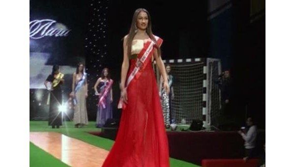 Футбольные фанатки в вечерних платьях на конкурсе Мисс Премьер-лига 2011