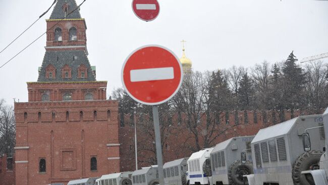 Машины правоохранительных органов на Васильевском спуске. Архив