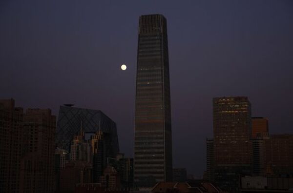 Перед началом лунного затмения в Пекине