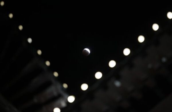 Лунное затмение в городе Ухань провинции Хубэй