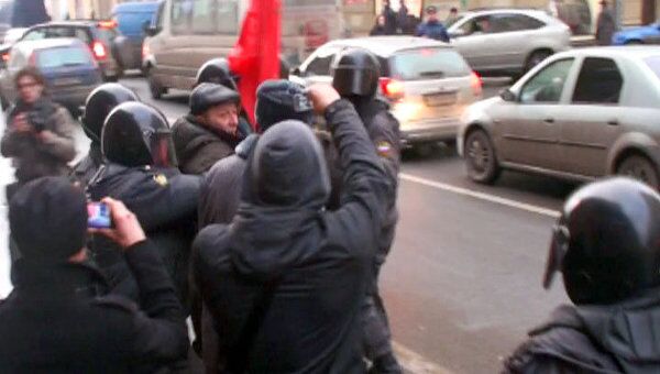 Задержание участника несанкционированного шествия в Петербурге