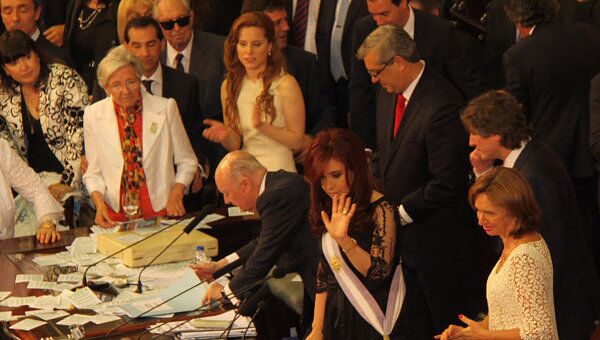 Кристина Киршнер вступила в должность президента Аргентины на второй срок