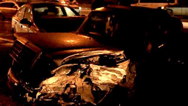 После крупной аварии на юге Москвы водителя зажало в салоне иномарки