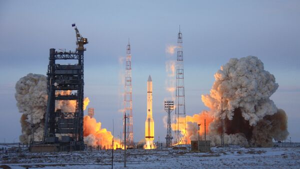 Старт ракеты космического назначения (РКН) Протон-М с российским космическим аппаратом Луч-5А и израильским телекоммуникационным спутником АМОС-5 с космодрома Байконур. Архивное фото