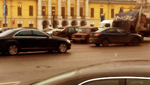 Две иномарки и Жигули не поделили дорогу в центре Москвы