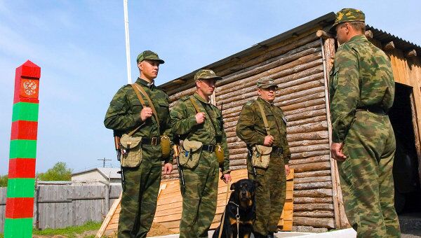 Контрактники несут службу по охране государственной границы России 