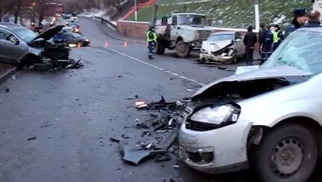 Три иномарки столкнулись на Крутицкой набережной в Москве. Видео очевидца