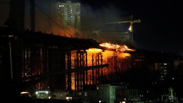 Горит строящийся мост во Владивостоке
