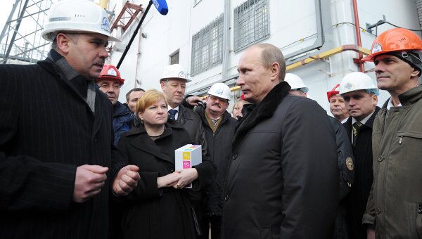 Председатель правительства РФ Владимир Путин (второй справа на первом плане) беседует с работниками Калининской атомной электростанции (АЭС) в Удомле